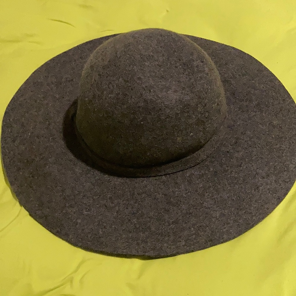 One size 100% wool floppy hat. Grey